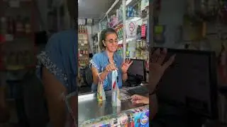 Pegaba los billetes en los productos para vender mas y al final esto paso.