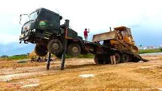 Extremely Dumper Truck Long With Bulldozer Komatsu Unloading Spread Pushing