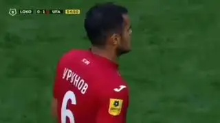 Остон Урунов обводить игроков Локомотива
