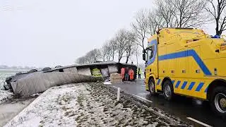 Vrachtwagen kantelt op N360 bij Wirdum, weg nog uren afgesloten