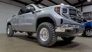 GMC 2025 года с койловерами King на 35-дюймовых шинах.