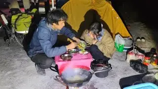 一男一女骑自行车穷游，不住旅店全靠搭帐篷，晚上柴火做大餐吃
