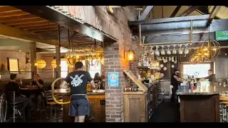 Обед с лучшими друзьями в пивоварне Mill House Brewery в Покипси, северная часть штата Нью-Йорк. ...