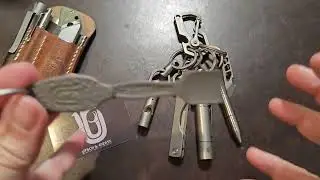 Titan EDC am Karabiner - eine wirkliche geniale Erg&auml;nzung von UG Tools: der G&ouml;ffel