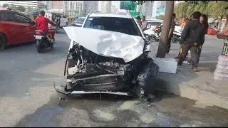 បុកខ្ទេចខ្ទី! ឡានស៊េរីទំនើបបើកលឿន បុកទ្រូងផ្លូវបាក់អស់ជាច្រើនកង់និងឡានទំនើបជាច្រើនគ្រឿងខូចខាត