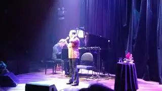Evinha e G&eacute;rard Gambus e um casaco marrom
