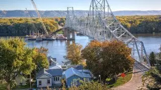 Black Hawk Bridge closure forces lengthy detours for Iowa-Wisconsin commuters