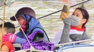 Chị g&aacute;i chụp h&igrave;nh cảnh hậu trường đua vỏ l&atilde;i Đầm Dơi - C&agrave; Mau