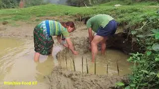 Survival Skills - Dig Deep Mud Hole To Fish Trap Catch Big Fish - Solo Bushcraft Off Grid
