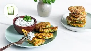 Zucchini-M&ouml;hren-Puffer mit Kr&auml;uter-Joghurt-Creme | Chefkoch