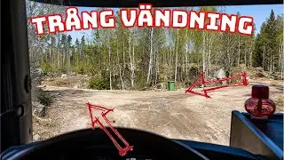 Vänsterback. Trång vändning med timmerbil och släp