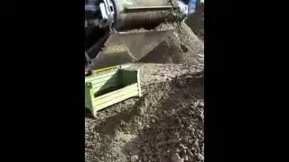 Zand uit zeven en scheiden van puin resten