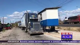 &Uacute;nicamente transportistas de carga est&aacute;n dejando pasar en la frontera del Amatillo
