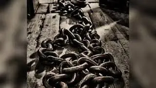 Large chain sounds. Arrastrando cadenas.