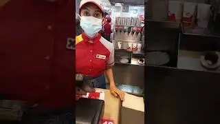 bumili Ng 10 Jollibee C1 para bigyan Ang tiyahin dahil may extrang pera
