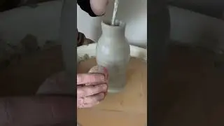 Throwing a narrow necked vase #potterythrowing #pottery #art