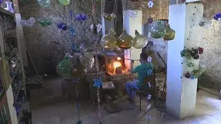 Egyptian craftsmen preserve century-old tradition of glassblowing