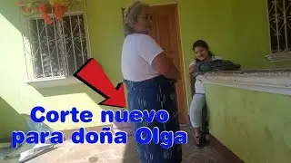 Do&ntilde;a Olga modela para la pasarela del good chapin