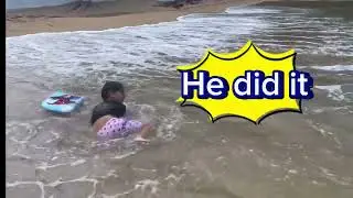 A Surfear! Nico Aprende Bodyboard en la Playa &ndash; Video para Ni&ntilde;os