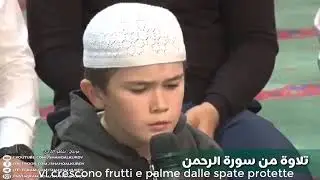 Un bambino legge il Corano, con una voce molto bella