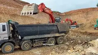 In the joint operation of excavators and earthmoving trucks