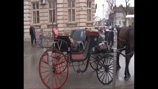 Fijaker stari luta ulicama Sremske Mitrovice