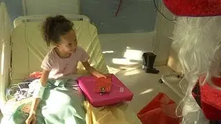 Distribution de cadeaux à l'hôpital pour les enfants malades