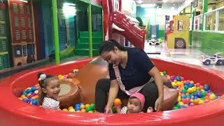 Shanti Menemani Adek Shindi Bermain di Playground - Mandi Bola, Perosotan, Jembatan Gantung