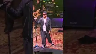 OMG! Bruno Mars performed Michael Jackson&rsquo;s &lsquo;Dirty Diana&rsquo; with Slash, Duff McKagan & Chad Smith.