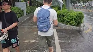 China, Shenzhen Long Hua, jalanannya banjir guys😅，bukan hanya Jakarta 😆
