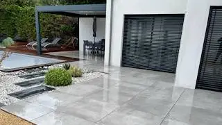 Terrasse carrelage moderne et &eacute;l&eacute;gante - Au Jardin Des R&ecirc;ves