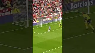 How did this happen?! Torres miss against Man Utd 🫣