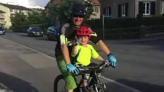 Veloplus-Kunde Rolf M&uuml;hlemann und sein Sohn Luuk testen f&uuml;r Veloplus den Mac Ride Kindersitz