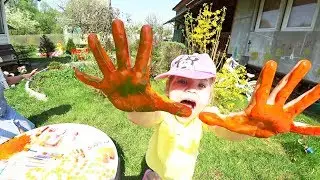 София и веселая игра с яркими ладошками , учит цвета