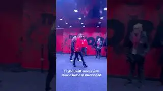 #TaylorSwift & Travis Kelce&rsquo;s mom Donna arrive at #Chiefs&rsquo; Black Friday game! ❤️🏈  🎥: katiebops1