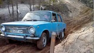 Жесткий оффроад на копейке. Ваз 2101 жгёт в грязи.