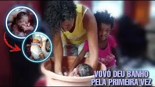 MINHA M&Atilde;E DEU BANHO NO BABY PELA PRIMEIRA VEZ | MONIQUE LIMA