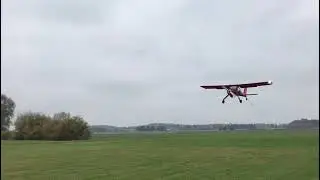 Henry kommt zum Seilabwurf mit der Wilga