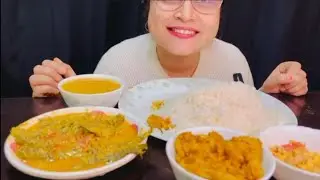 BIGBITES EATING RICE, DAL,ALU FULKOPIR KOSA, MACHER JHAL R EGG BHUJI