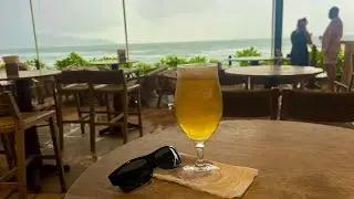 Рождественская пицца и пиво в пивоварне East West Brewery в Дананге, Вьетнам.