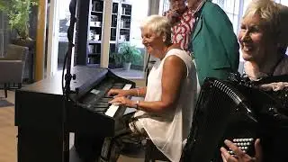 Anies Latumaelissa  Gitaar / Jean Martyn Piano  &  Lammy Bryuns Accordeon  ( Crazy )