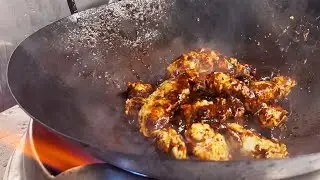 牡蠣の黒にんにく豆豉炒め　Stir-fried oyster with black garlic and Douchi