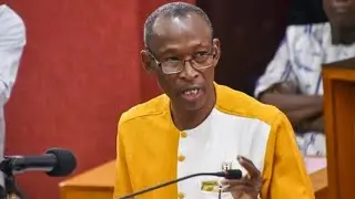 Le premier ministre  Apollinaire Kyelem devant les membres de l’Assemblée législative de Transition 