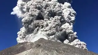 Detik detik gunung merapi mengeluarkan asap wedus gembel 11 mei 2018