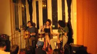ELLA MIRA en vivo en LA VIVERA 29/8/2015