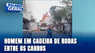 Homem em cadeira de rodas desafia o tr&acirc;nsito e circula entre carros em Blumenau