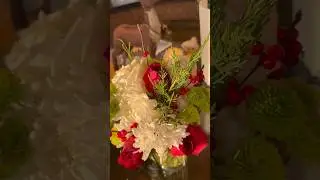 Holiday flower arrangement | Casa de Suna #christmas #holidays #floraldesign #flowers