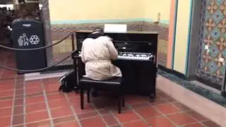 union station piano player