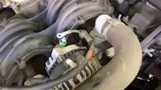 Cómo cambiar un alternador de un 2004 Ford f150