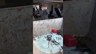 Какой вес нужен, чтобы разбить закаленное стекло👀